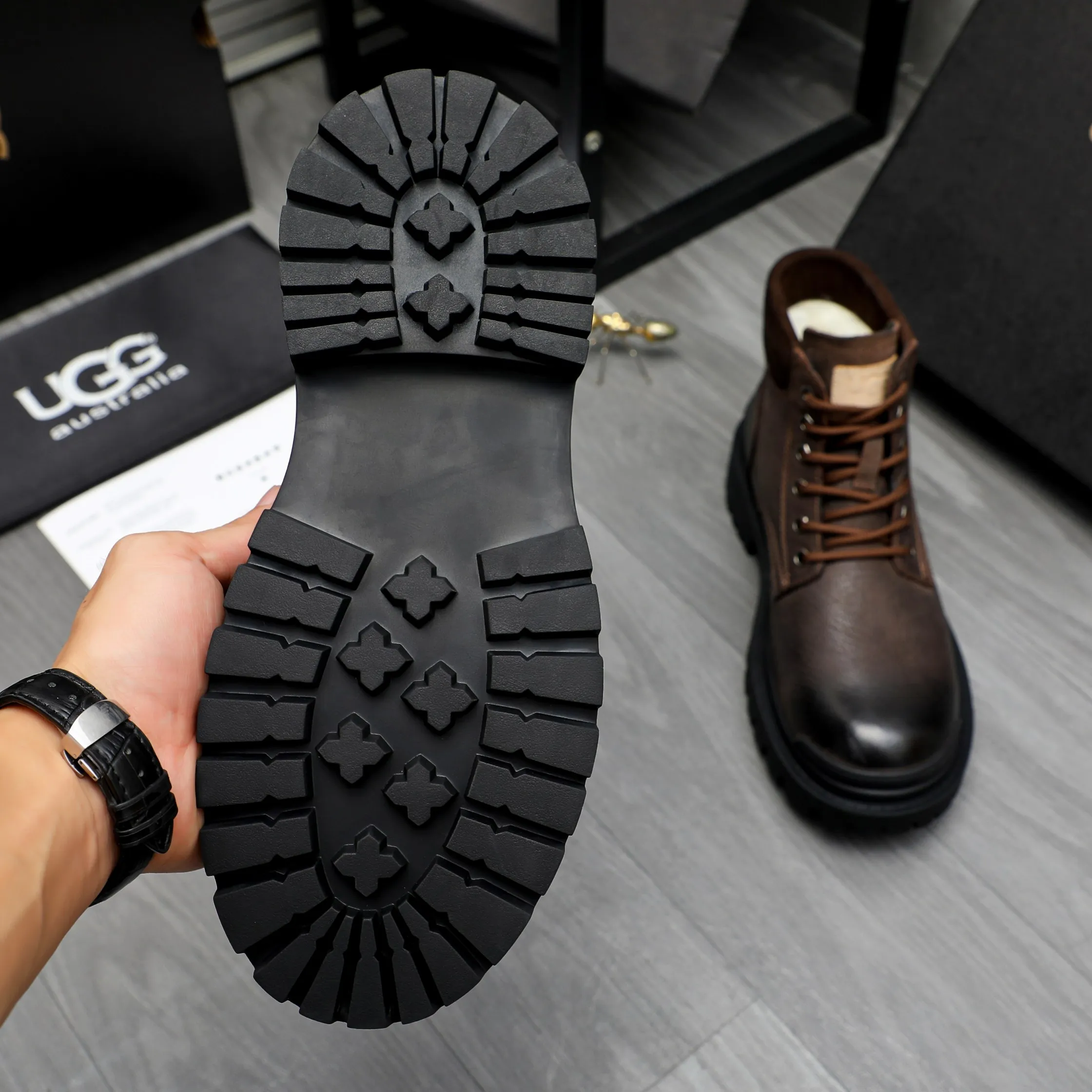 P620 Product trademark: "UGG" Gaobang men's shoes Regular size: 39-44 Product materials: Selected color-brushed cowhide upper, wool lining, original outsole